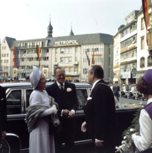Koningin Juliana en prins Bernhard worden bij het stadhuis van Bonn begroet door, Bestanddeelnr 254-9001