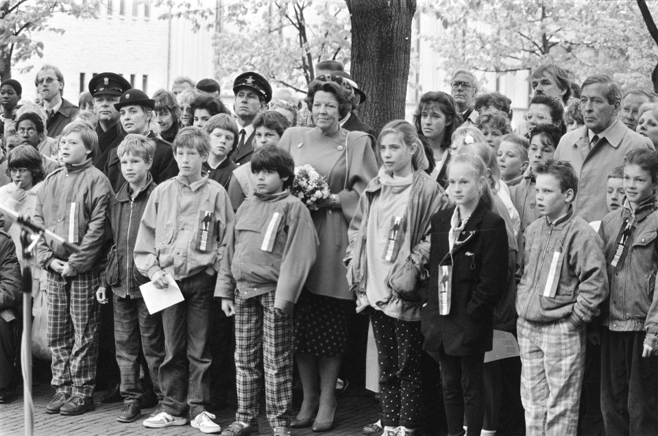 Koningin Beatrix en prins Claus zijn aanwezig bij de adoptie van Ravensbrück-mon, Bestanddeelnr 933-9709