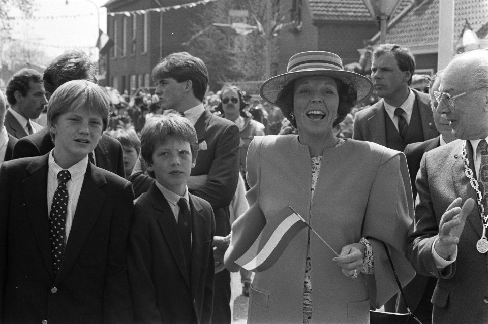Koningin Beatrix kijkt in Meyel naar turndemonstratie Koninginnedag 1986, vlnr, Bestanddeelnr 933-6431