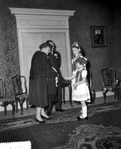 Koningin Juliana en Zijne Koninklijke Hoogheid prins Bernhard bij een uitvoering, Bestanddeelnr 908-1375