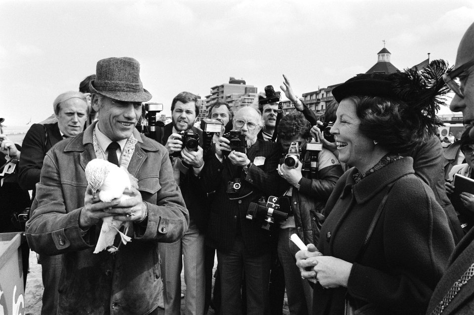 Koningin Beatrix kijkt bij het loslaten van een gerevalideerde meeuw, Bestanddeelnr 932-5686