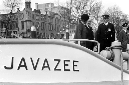 Koningin Juliana geeft te Rotterdam naam aan een reddingsboot, de Javazee, voor , Bestanddeelnr 920-1146