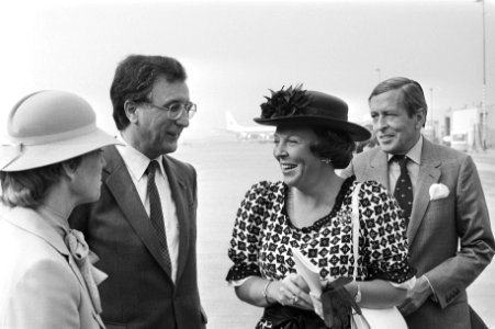 Koningin Beatrix en prins Claus worden begroet op vliegveld Beek door de gouvern, Bestanddeelnr 931-6441