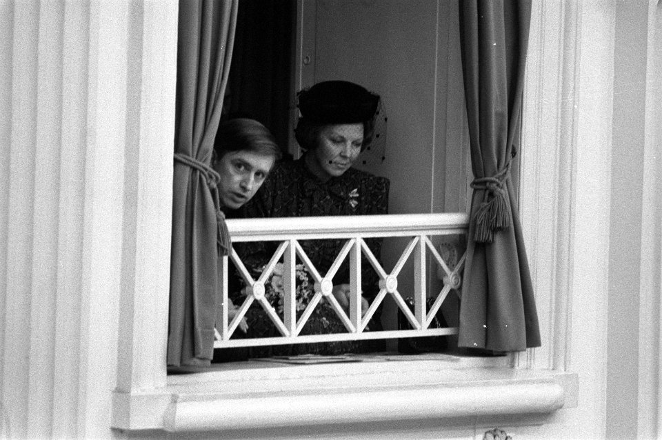 Koningin Beatrix en Dick Dolman (voorzitter Tweede Kamer) in een loge van de Twe, Bestanddeelnr 931-8365