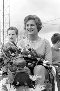 Koningin Juliana en prinsessen zijn aanwezig bij de huldiging van Sjoukje Dijkst, Bestanddeelnr 913-6867