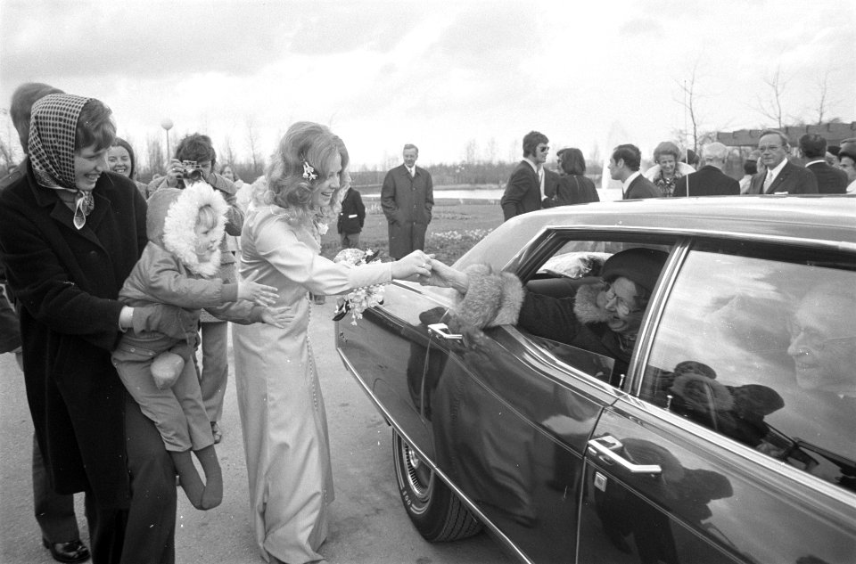 Koningin Juliana geeft een bruid een hand, Bestanddeelnr 925-4915