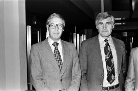 KNVB-vergadering in Den Haag Hagewering (links) en Feringa (amateursectie KNVB, Bestanddeelnr 928-7992