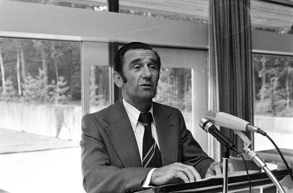 KNVB-trainer George Knobel tijdens persconferentie in Zeist, Bestanddeelnr 927-4057
