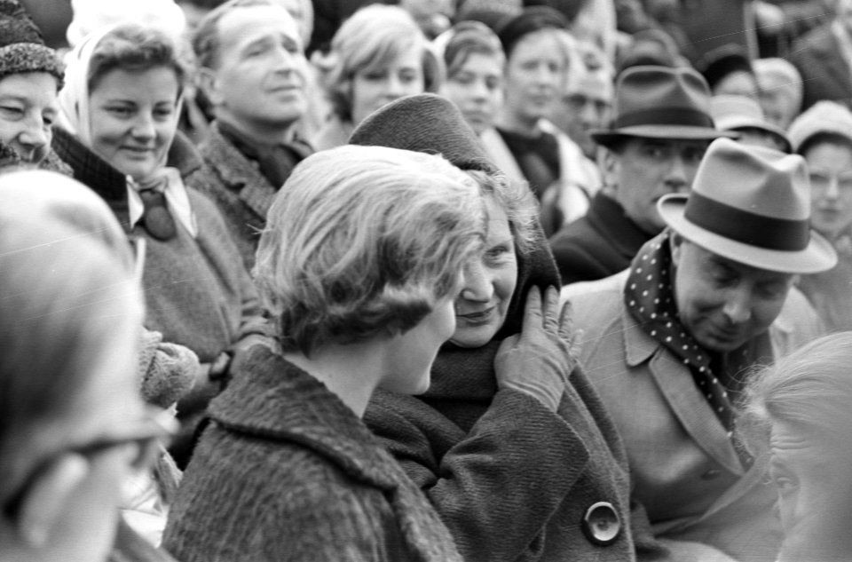 Koningin Juliana en prinsessen zijn aanwezig bij de huldiging van Sjoukje Dijkst, Bestanddeelnr 913-6868
