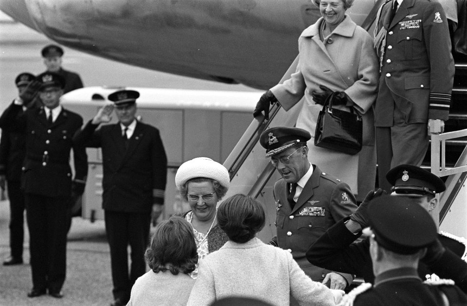 Koningin Juliana en prins Bernhard worden begroet door twee van hun dochters, pr, Bestanddeelnr 916-3182