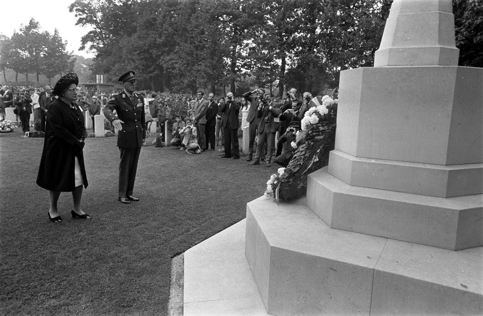 Koningin Juliana en prins Bernhard wonen herdenkingsplechtigheid op Airborne Be…, Bestanddeelnr 922-8003