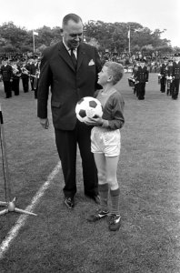 KNVB-voorzitter Wim Meulemans met Huub Ooink uit Haaksbergen, Bestanddeelnr 920-4069