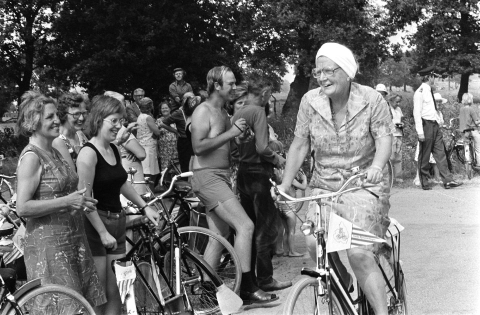Koningin Juliana fietst langs deelnemers, Bestanddeelnr 928-0376