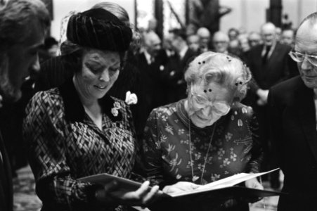 Koningin Beatrix en Prinses Juliana tijdens de receptie, Bestanddeelnr 931-7189 photo