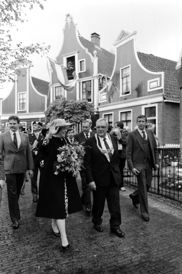 Koningin Beatrix en burgemeester Lems van Zaanstad wandelen op de Zaanse Schans, Bestanddeelnr 932-5945