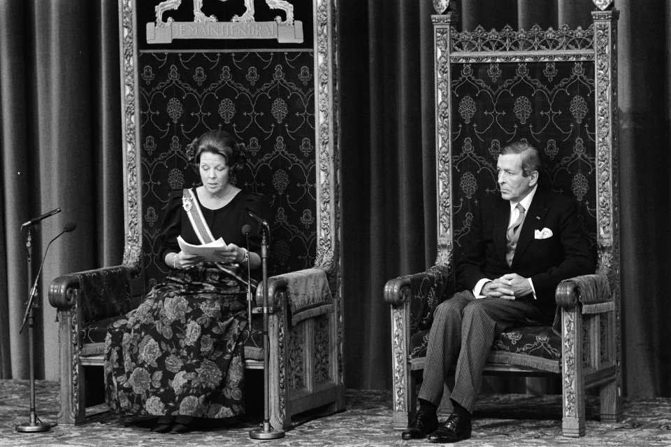 Koningin Beatrix leest de troonrede, rechts prins Claus, Bestanddeelnr 932-7061