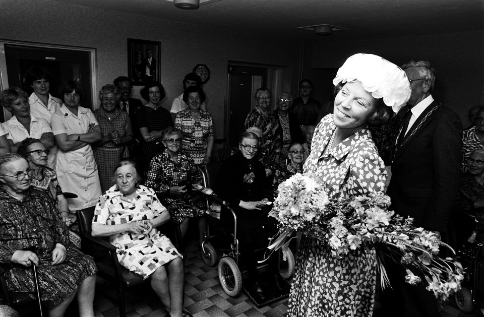 Koningin Beatrix bezoekt bejaardentehuis, Bestanddeelnr 930-9770