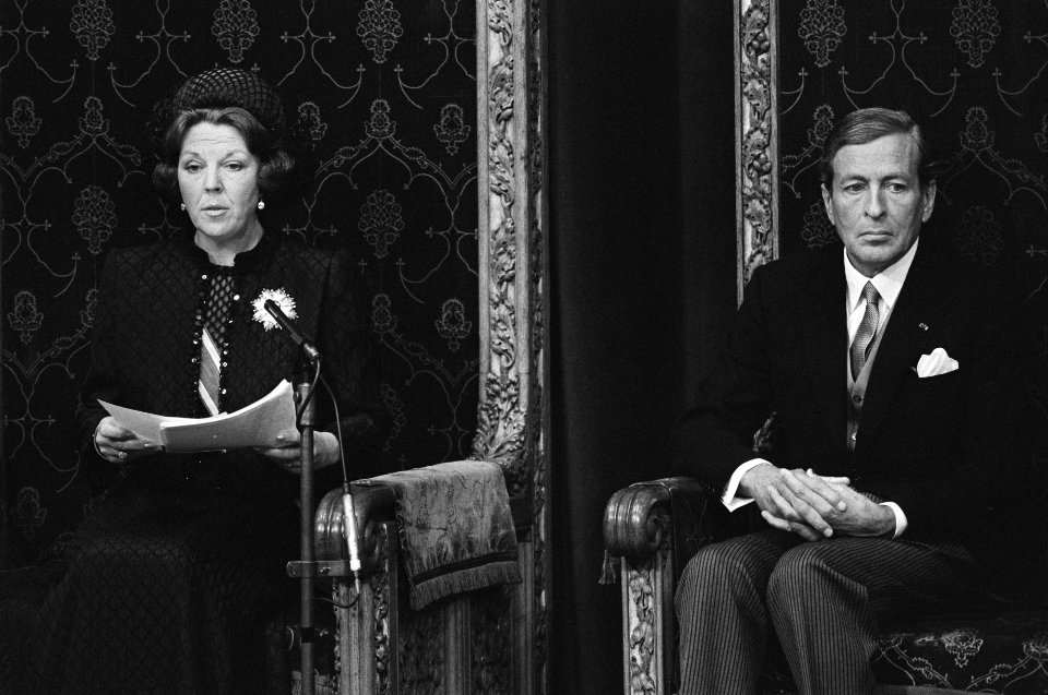 Koningin Beatrix leest de troonrede, naast haar prins Claus, Bestanddeelnr 932-3345