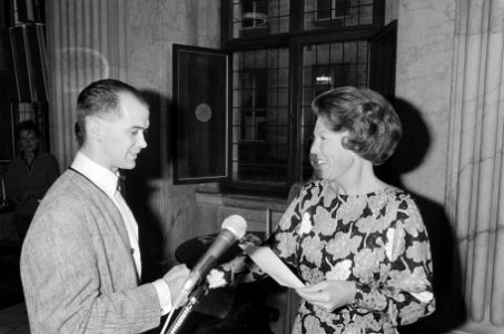 Koningin Beatrix heeft subsidies uitgereikt aan 6 jonge bekroonde kunstenaars in, Bestanddeelnr 933-1143