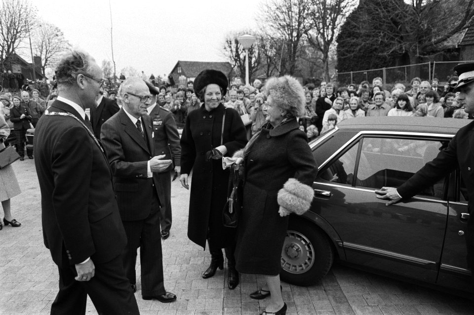 Koningin Beatrix en Prinses Juliana bij aankomst, Bestanddeelnr 931-7825