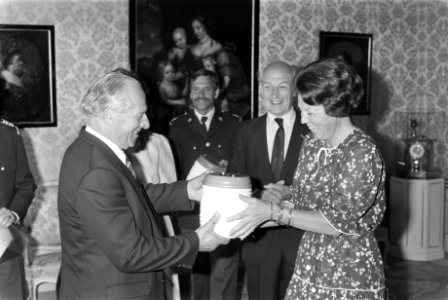 Koningin Beatrix met de reder, Bestanddeelnr 932-6149