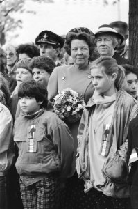 Koningin Beatrix en prins Claus zijn aanwezig bij de adoptie van Ravensbrück-mon, Bestanddeelnr 933-9707