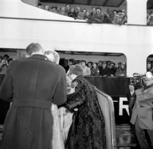 Koning Frederik IX en koningin Ingrid begroeten hun kinderen op de kade in Kopen, Bestanddeelnr 252-8659