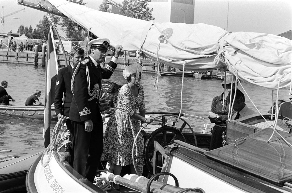 Koningin Beatrix en Prins Claus woonden vlaggetjedag in het kader van de viering van het 750-jarig bestaan van Harderwijk bij, Bestanddeelnr 931-5420