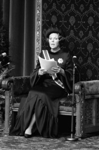 Koningin Beatrix leest haar eerste troonrede in de Ridderzaal, Bestanddeelnr 931-0214