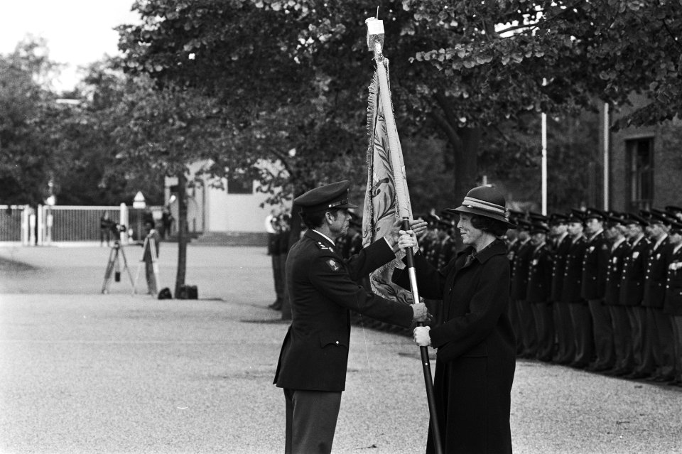 Koningin Beatrix heeft vaandel uitgereikt aan het Regime interdancetroepen in de, Bestanddeelnr 931-0857