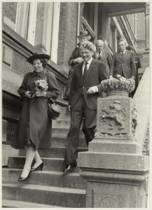 Koningin Beatrix en rechtbankpresident mr. H.F. van Haak verlaten de rechtbank aan de Jansstraat. Daarachter minister van Justitie Korthals Altes