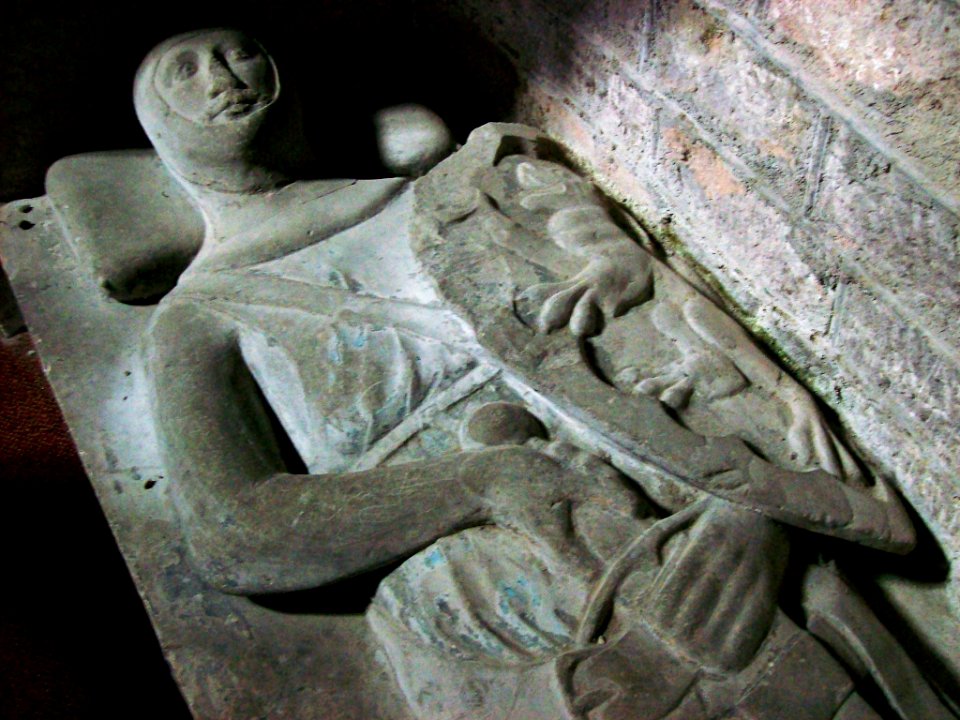 Knight's effigy, St Mary, Dilwyn 01