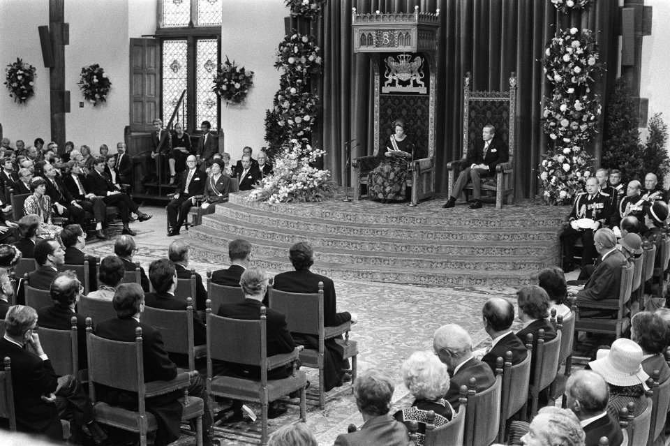 Koningin Beatrix leest troonrede, rechts prins Claus, Bestanddeelnr 932-7064