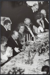 Koning Olav van Noorwegen bezoekt Rotterdam. In de Burgerzaal van het stadhuis w, Bestanddeelnr 020-0473