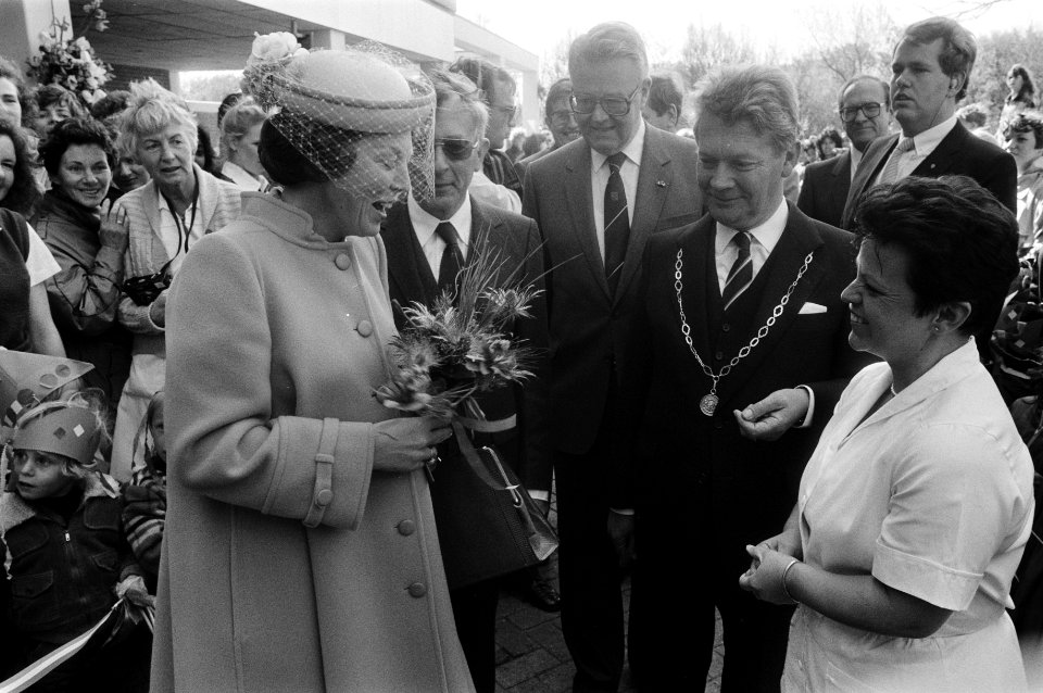 Koningin Beatrix in gesprek, rechts burgemeester Hans Idskes de Haan, Bestanddeelnr 932-5862