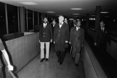 Koning Moshoeshoe van Lesotho vertrekt van Schiphol, Bestanddeelnr 924-0659