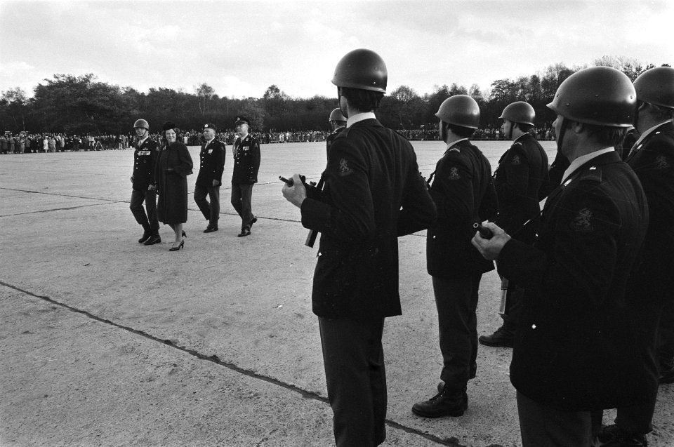 Koningin Beatrix heeft Vaandel uitgereikt aan het Korps Nat. Reserve in Amersfoo, Bestanddeelnr 933-1366