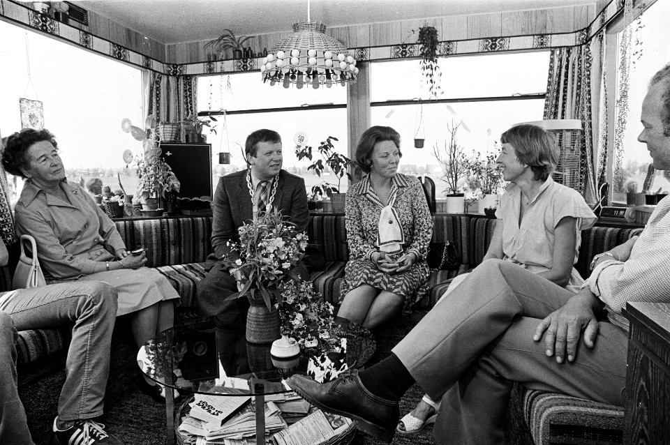 Koningin Beatrix bezoekt Lekkerkerk en tijdens haar bezoek familie Man in t Veld, Bestanddeelnr 930-8790