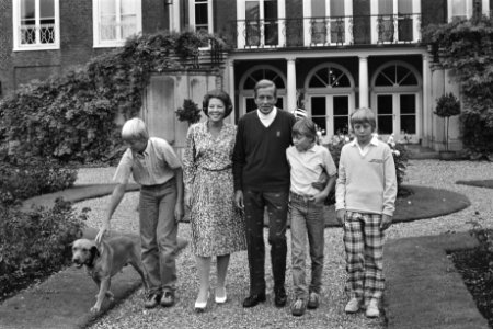 Koningin Beatrix, prins Claus met de prinsen Willem-Alexander, Constantijn en Jo, Bestanddeelnr 932-2824