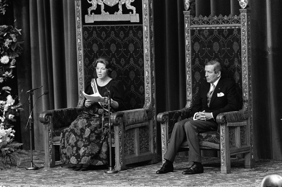 Koningin Beatrix leest de troonrede, rechts prins Claus, Bestanddeelnr 932-7060