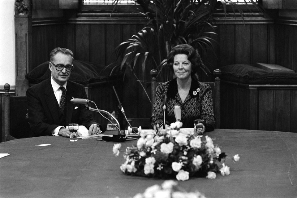Koningin Beatrix, voorzitter van de Raad van State, en vice-voorzitter W. Scholt, Bestanddeelnr 931-7180