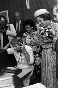 Koningin Beatrix luistert mee met een telefoniste van de telefooninformatiediens, Bestanddeelnr 931-6535