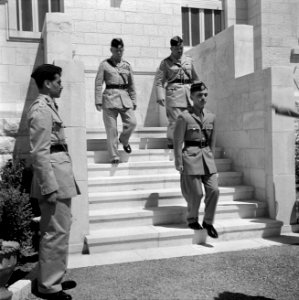 Koning Hussein met generaal Glubb en prins Nassar Ben Amil op trappen voor het p, Bestanddeelnr 255-5073