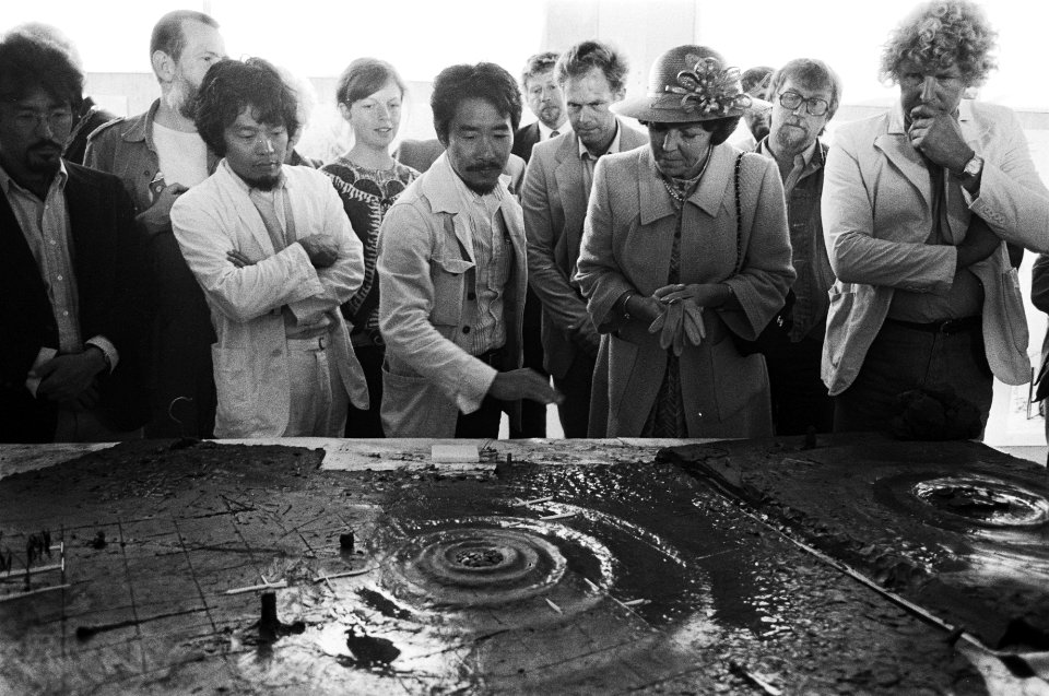 Koningin Beatrix met enkele kunstenaars bij een van de projecten, Bestanddeelnr 932-6246