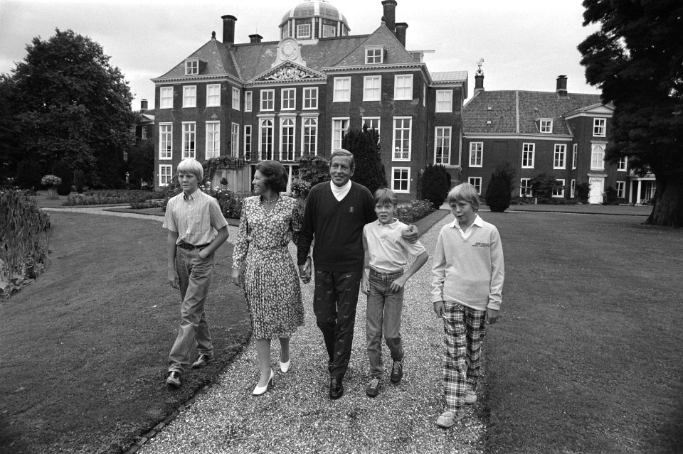 Koningin Beatrix, prins Claus met Willem-Alexander, Constantijn en Johan Friso, Bestanddeelnr 932-2823