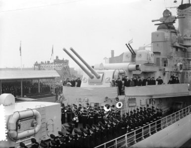 Koningin Juliana aanwezig bij het indienststellen van de kruiser Hr. Ms. De Ruy, Bestanddeelnr 906-1153