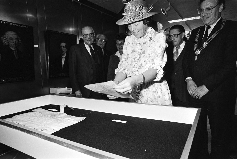 Koningin Beatrix met een brief van Willem van Oranje, Bestanddeelnr 932-9783