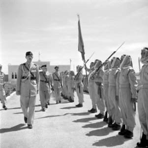 Koning Hussein met generaal Glubb en prins Nassar ben Jamil inspecteren de erewa, Bestanddeelnr 255-5077