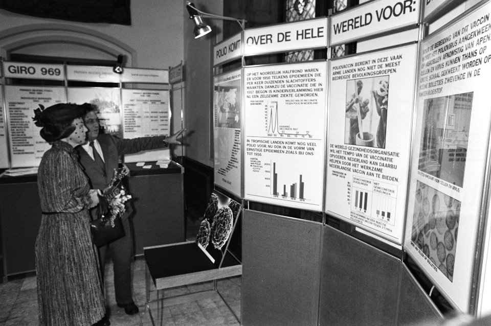 Koningin Beatrix bezichtigt de tentoonstelling, Bestanddeelnr 931-6970