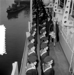 Koningin Juliana aanwezig bij het indienststellen van de kruiser Hr. Ms. De Ruy, Bestanddeelnr 906-1149